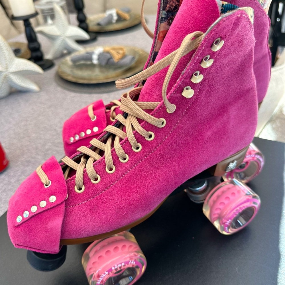 Moxi Skates LOLLY Pink Suede Roller Skates size 8 men / 9 women